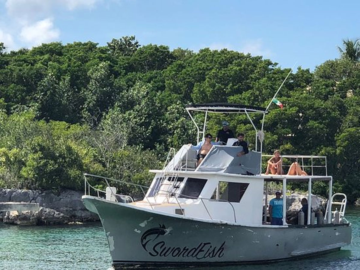 The Swordfish leaving the Caleta